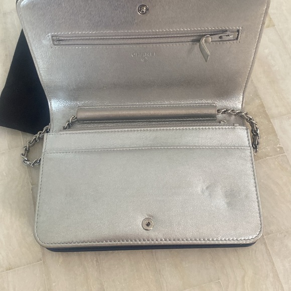 CHANEL cross body tu-tone lambskin wallet on the chain bag, blue and silver - Picture 6 of 16